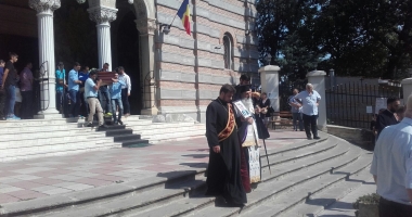 GALERIE FOTO / LACRIMI ȘI DURERE LA CĂPĂTÂIUL LUI VIRGIL COMAN / Sute de persoane îl vor conduce pe ultimul drum - 11