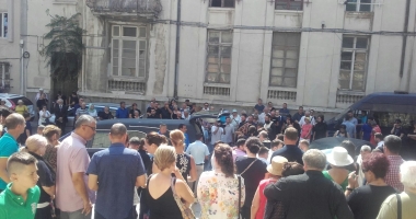 GALERIE FOTO / LACRIMI ȘI DURERE LA CĂPĂTÂIUL LUI VIRGIL COMAN / Sute de persoane îl vor conduce pe ultimul drum - 13
