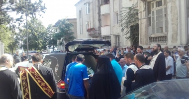 GALERIE FOTO / LACRIMI ȘI DURERE LA CĂPĂTÂIUL LUI VIRGIL COMAN / Sute de persoane îl vor conduce pe ultimul drum - 14