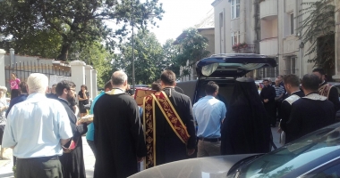 GALERIE FOTO / LACRIMI ȘI DURERE LA CĂPĂTÂIUL LUI VIRGIL COMAN / Sute de persoane îl vor conduce pe ultimul drum - 15
