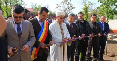 Stire din Politică-Administrație : Galerie foto. Primarul Valentin Vrabie a inaugurat noua geamie din satul Izvoru Mare