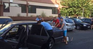 CIRC ÎN MAMAIA! DROGURI DE MARE RISC ȘI ARME ALBE, GĂSITE DE JANDARMI ÎNTR-UN MERCEDES