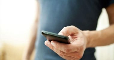 Adolescent mutilat după ce telefonul mobil i-a explodat în buzunar. Familia cere un milion de euro despăgubiri