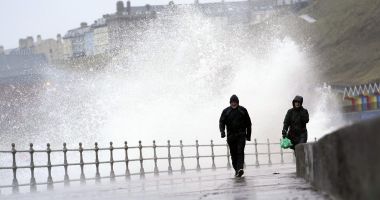 Cod portocaliu de vânt şi valuri înalte! MAE, precizări importante pentru românii care vor să călătorească