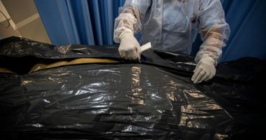 Stire din Actualitate : Fenomenul Lazăr! Declarat mort de echipajul de salvare după ce a suferit atac de cord la muncă, s-a trezit la viață în sacul mortuar