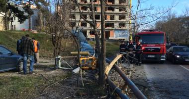 VIDEO. MACARA PRĂBUȘITĂ PE STRADA TRAIAN DIN CONSTANȚA. MAȘINI AVARIATE ȘI O VICTIMĂ! - 9