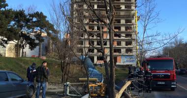 VIDEO. MACARA PRĂBUȘITĂ PE STRADA TRAIAN DIN CONSTANȚA. MAȘINI AVARIATE ȘI O VICTIMĂ! - 3