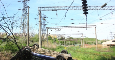 Foto și Video. Grav accident la Constanța. MAȘINĂ IZBITĂ DE TIR, CĂZUTĂ PE CĂILE FERATE, DE PE POD. Victimele: mamă și fiu - 7