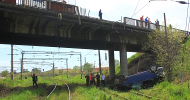 Foto și Video. Grav accident la Constanța. MAȘINĂ IZBITĂ DE TIR, CĂZUTĂ PE CĂILE FERATE, DE PE POD. Victimele: mamă și fiu - 8