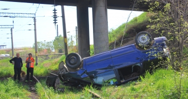 Foto și Video. Grav accident la Constanța. MAȘINĂ IZBITĂ DE TIR, CĂZUTĂ PE CĂILE FERATE, DE PE POD. Victimele: mamă și fiu - 3