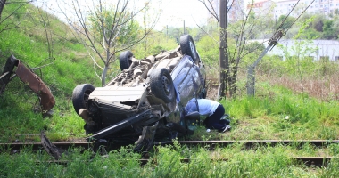 Foto și Video. Grav accident la Constanța. MAȘINĂ IZBITĂ DE TIR, CĂZUTĂ PE CĂILE FERATE, DE PE POD. Victimele: mamă și fiu - 2