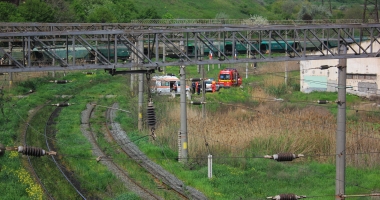 Foto și Video. Grav accident la Constanța. MAȘINĂ IZBITĂ DE TIR, CĂZUTĂ PE CĂILE FERATE, DE PE POD. Victimele: mamă și fiu - 12
