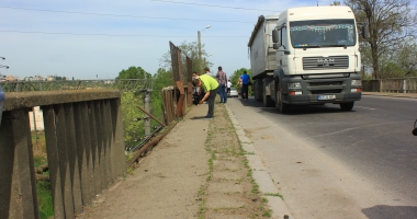 Foto și Video. Grav accident la Constanța. MAȘINĂ IZBITĂ DE TIR, CĂZUTĂ PE CĂILE FERATE, DE PE POD. Victimele: mamă și fiu - 11