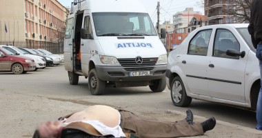 Stire din Eveniment : IMAGINI SCANDALOASE la Constanța / Cadavru jumătate dezbrăcat abandonat de ambulanță în fața școlii