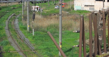 Foto și Video. Grav accident la Constanța. MAȘINĂ IZBITĂ DE TIR, CĂZUTĂ PE CĂILE FERATE, DE PE POD. Victimele: mamă și fiu - 10