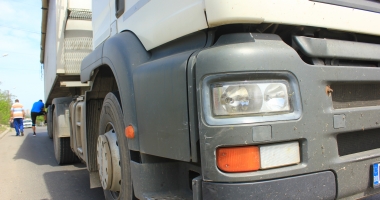 Foto și Video. Grav accident la Constanța. MAȘINĂ IZBITĂ DE TIR, CĂZUTĂ PE CĂILE FERATE, DE PE POD. Victimele: mamă și fiu - 9