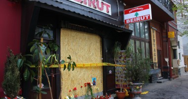 Stire din Eveniment : Lumânări aprinse în memoria celor trei fete moarte în incendiul de la Beirut / Galerie foto