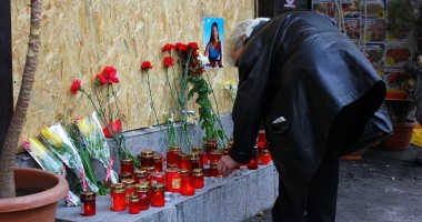 Lumânări aprinse în memoria celor trei fete moarte în incendiul de la Beirut / Galerie foto - 3