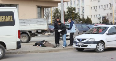 IMAGINI SCANDALOASE la Constanța / Cadavru jumătate dezbrăcat abandonat de ambulanță în fața școlii - 3