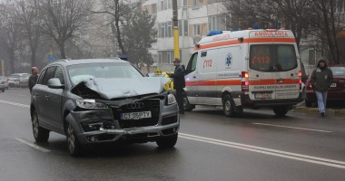 Stire din Eveniment : ACCIDENTE ÎN LANȚ PE B-DUL TOMIS / Ambulanță care transporta un pacient, lovită de o șoferită neatentă