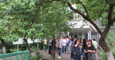 Foto. Întârzie rezultatele la testele naționale. Elevii și părinți sunt nemulțumiți