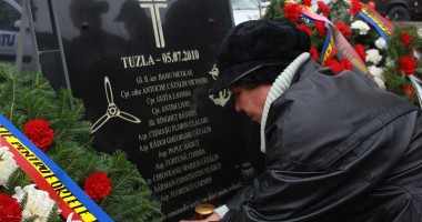 Monument ridicat de părinți și foști colegi eroilor căzuți la Tuzla / Galerie foto - 4