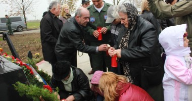 Monument ridicat de părinți și foști colegi eroilor căzuți la Tuzla / Galerie foto - 3