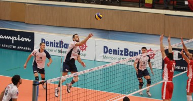Stire din Sport : A început meciul dintre echipele CVM Tomis Constanța și Halk-bank Ankara!