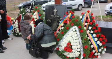 Monument ridicat de părinți și foști colegi eroilor căzuți la Tuzla / Galerie foto - 2