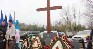 Stire din Eveniment : Monument ridicat de părinți și foști colegi eroilor căzuți la Tuzla / Galerie foto