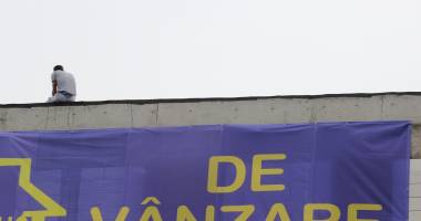 Galerie FOTO. Bărbatul din Constanța care amenința că se aruncă de pe bloc, CONVINS DE SOȚIE SĂ NU SE SINUCIDĂ - Update - 8