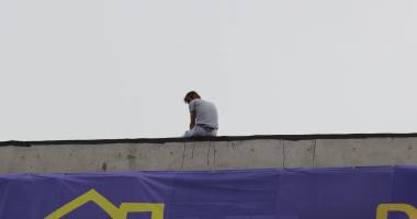 Stire din Eveniment : Galerie FOTO. Bărbatul din Constanța care amenința că se aruncă de pe bloc, CONVINS DE SOȚIE SĂ NU SE SINUCIDĂ - Update