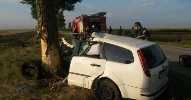 ACCIDENT CUMPLIT! Mașina s-a rupt în două, șoferul a murit pe loc
