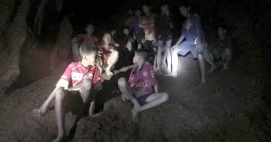 Stire din Actualitate : Cei patru copii salvați din peștera inundată, în stare bună. Azi se reia salvarea celorlați