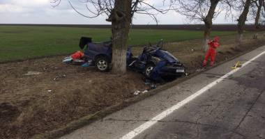 IMAGINI ȘOCANTE! Accident rutier GRAV spre Negru Vodă / S-A IZBIT CU MAȘINA ÎN COPAC! UPDATE - 2
