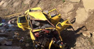 Stire din Eveniment : Galerie foto. Accident rutier grav, în județul Constanța / Au căzut cu mașina într-un canal adânc de patru metri. ȘASE VICTIME