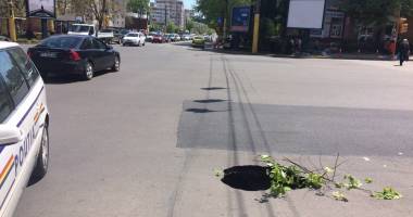 Stire din Eveniment : EXCLUSIV / VIDEO INCREDIBIL! SE SURPĂ ASFALTUL în BURICUL CONSTANȚEI - UPDATE