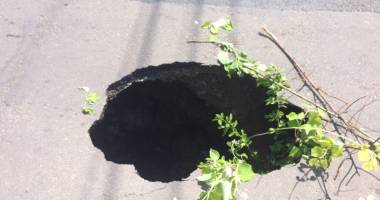 EXCLUSIV / VIDEO INCREDIBIL! SE SURPĂ ASFALTUL în BURICUL CONSTANȚEI - UPDATE - 3