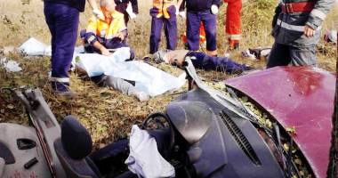 Stire din Eveniment : Tragedie rutieră: PATRU MORȚI ȘI UN RĂNIT GRAV, după ce un autoturism s-a izbit de copac