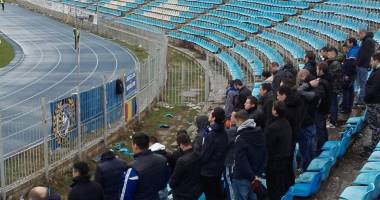 Stire din Sport : Galerie foto. Moment de reculegere în memoria celor doi băieți morți în accidentul din Mamaia