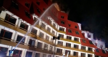 INCENDIU PUTERNIC. Acoperișul hotelului Ciucaș, din Poiana Brașov, cuprins de flăcări - 2