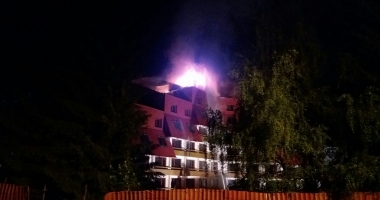 Stire din Eveniment : INCENDIU PUTERNIC. Acoperișul hotelului Ciucaș, din Poiana Brașov, cuprins de flăcări