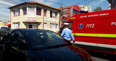 GALERIE FOTO. ACCIDENT RUTIER LA CONSTANȚA. Pieton lovit de o mașină, în timp ce traversa strada - 2