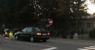Stire din Eveniment : Elevă lovită de o mașină, chiar pe trecerea de pietoni din fața școlii. A fost aruncată la câțiva metri distanță!
