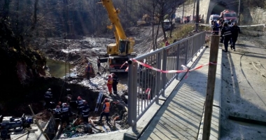 GALERIE FOTO / Trei persoane au murit, după ce au fost prinse sub un mal de pământ - 2