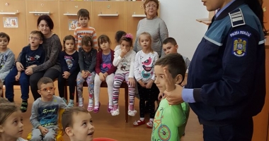 GALERIE FOTO / Polițiștii constănțeni, în "vizită" la grădiniță. Ce i-au învățat pe copii - 2