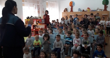 GALERIE FOTO / Polițiștii constănțeni, în "vizită" la grădiniță. Ce i-au învățat pe copii - 4