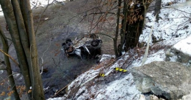 Două persoane decedate și una rănită grav, după ce au plonjat cu mașina în apă