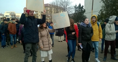 GALERIE FOTO - VIDEO / Revoltă la Colegiul Tehnic de Marină "Alexandru Ioan Cuza". Elevii protestează pașnic - 5