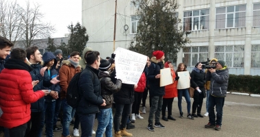 GALERIE FOTO - VIDEO / Revoltă la Colegiul Tehnic de Marină "Alexandru Ioan Cuza". Elevii protestează pașnic - 7